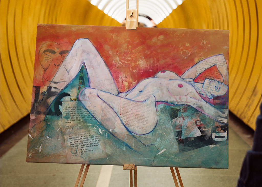 Donna nuda con la testa della scimmia