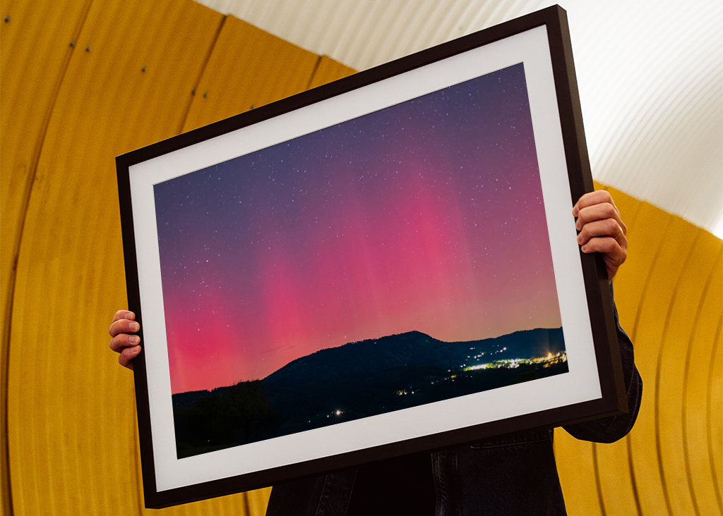 Rote Polarlichter am Himmel