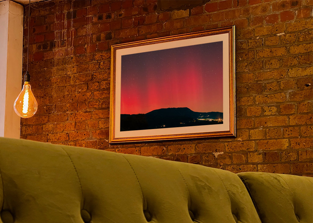 Rote Polarlichter am Himmel