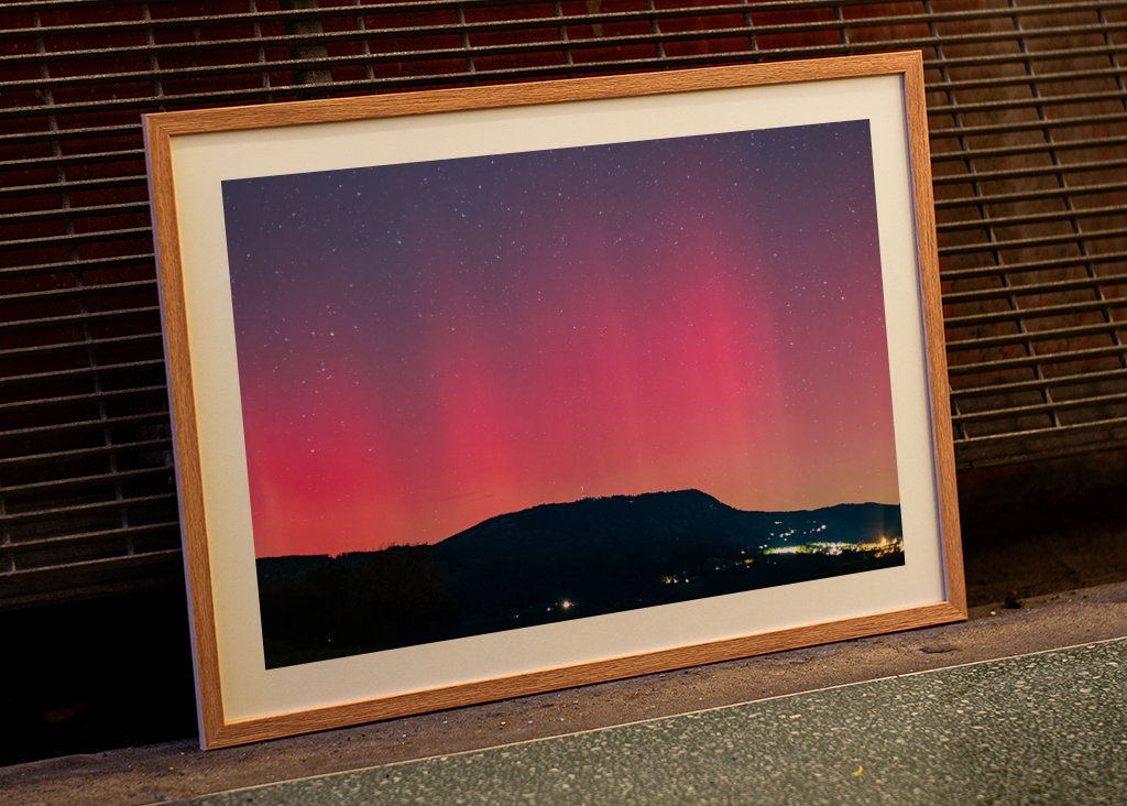 Rote Polarlichter am Himmel