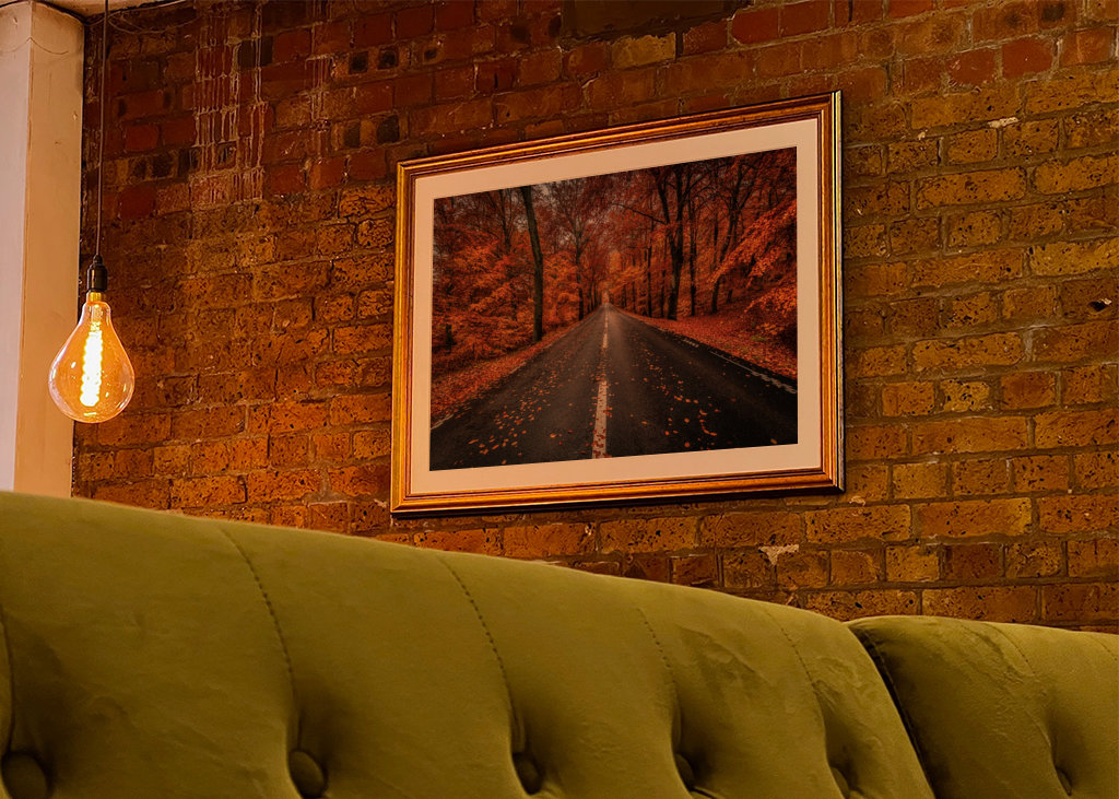 Herbststraße durch den Buchenwald