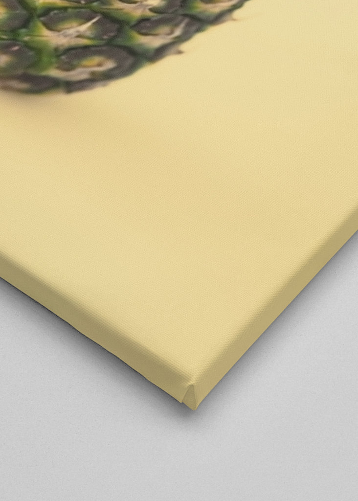 Ananas met gele achtergrond