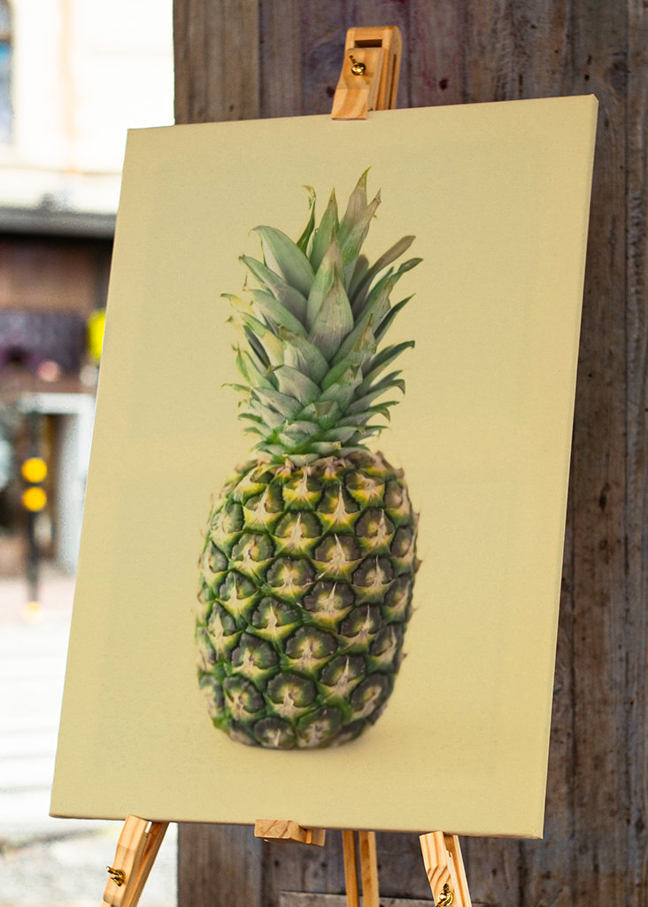 Ananas met gele achtergrond