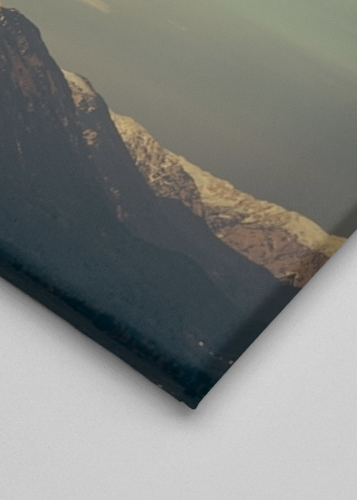 As montanhas e a lua