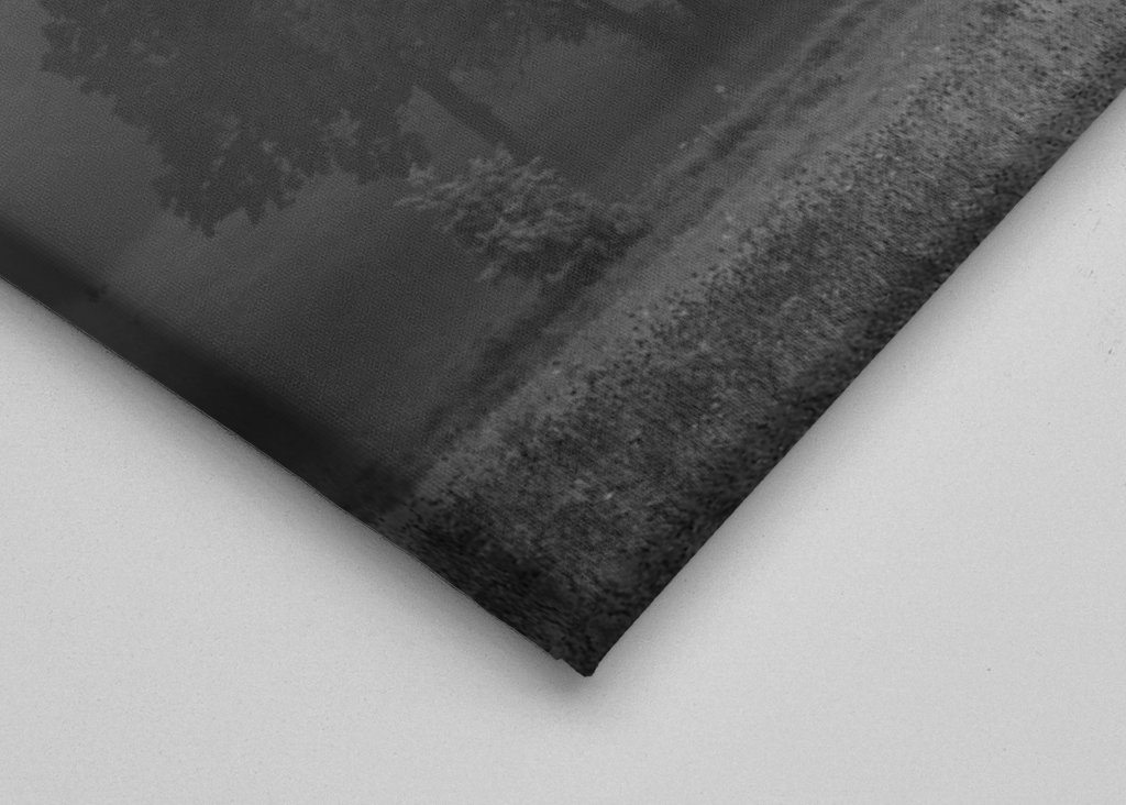 La Torre Gótica en la niebla de la mañana