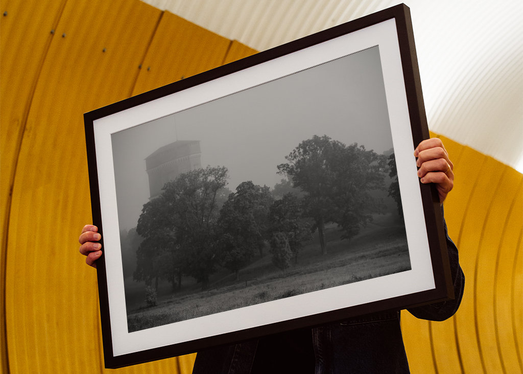 La Torre Gótica en la niebla de la mañana