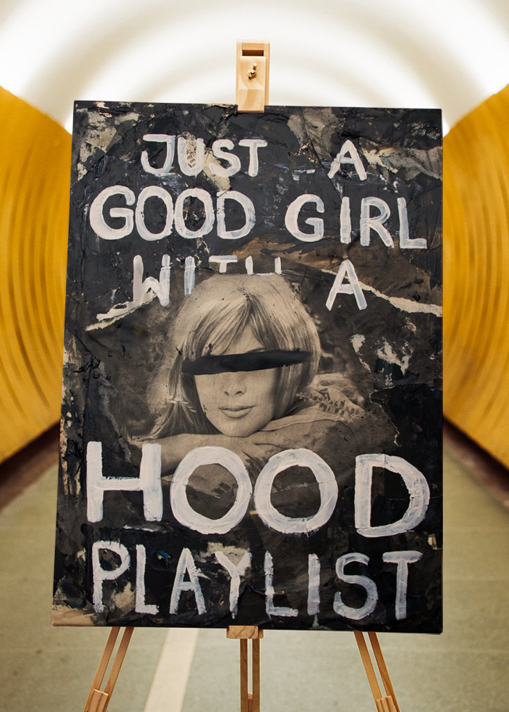 Jó lány kapucnis lejátszási listával