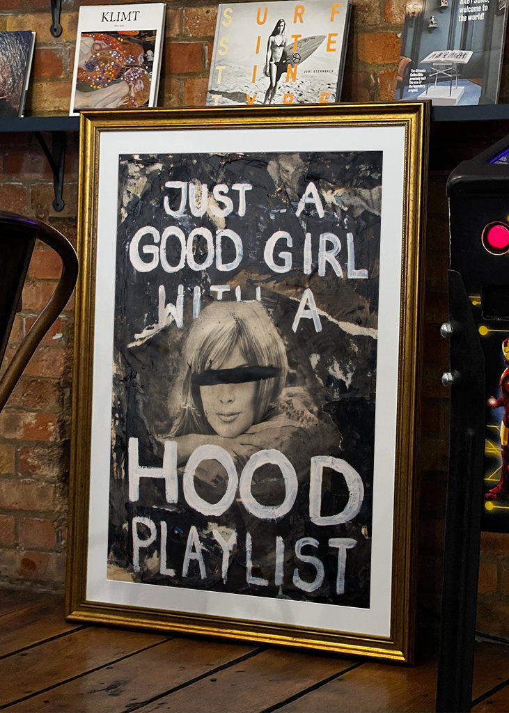 Jó lány kapucnis lejátszási listával