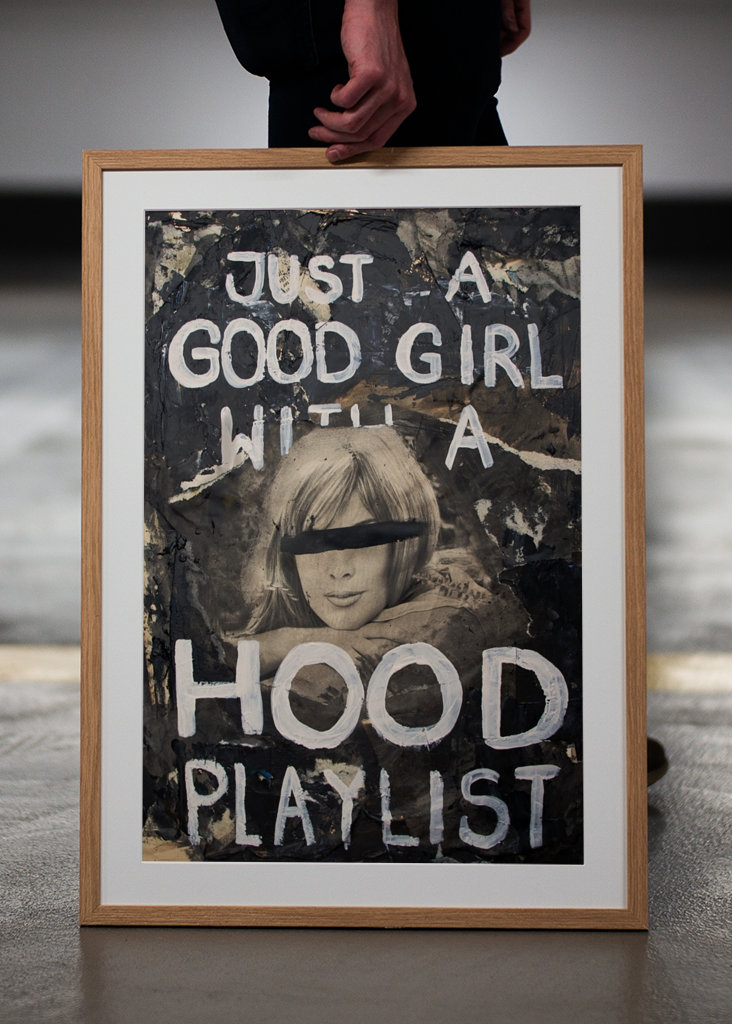 Jó lány kapucnis lejátszási listával