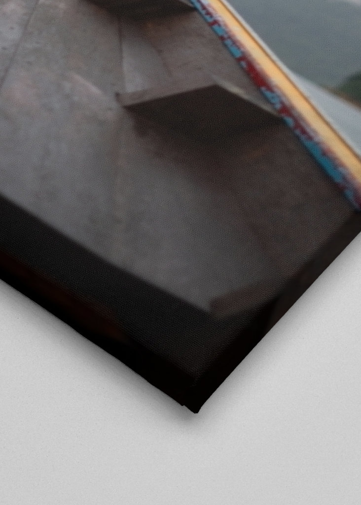 Longtail Boot mit Bergen