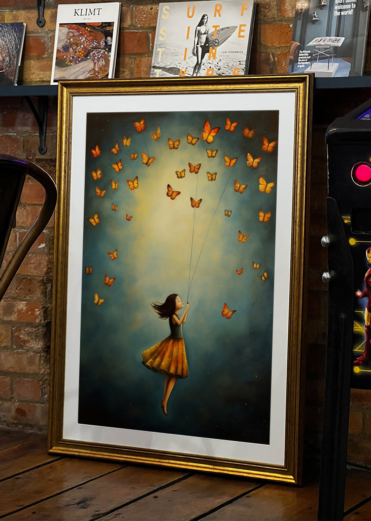 Jente flyr med sommerfugler