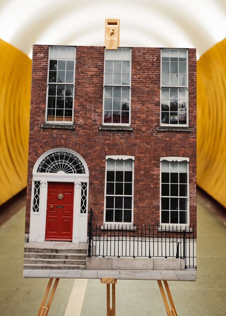 Fachada ladrillo y puerta roja