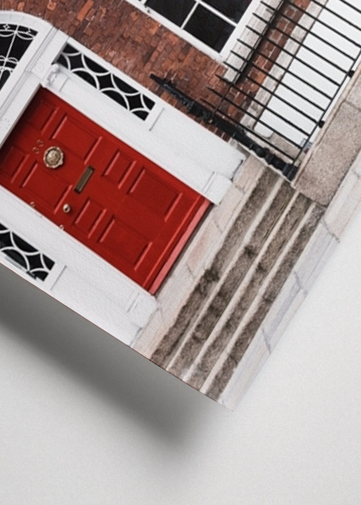 Fachada ladrillo y puerta roja