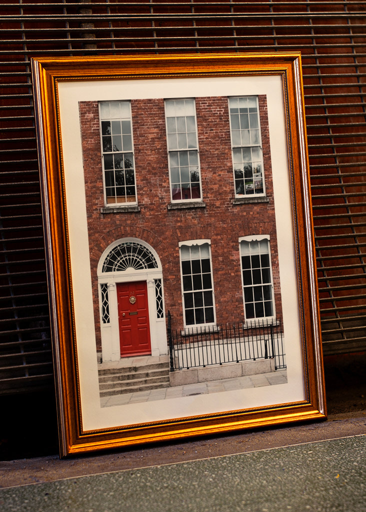 Fachada ladrillo y puerta roja