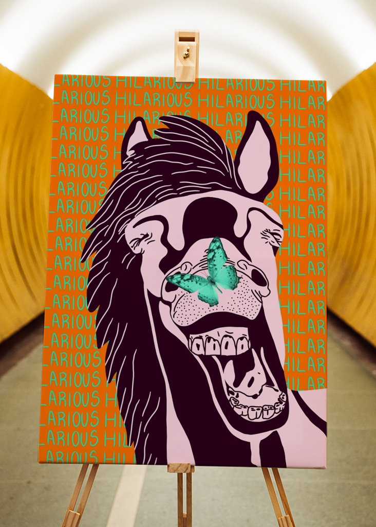 Śmiejący się koń z motylem