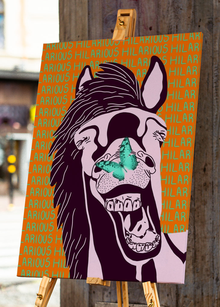 Śmiejący się koń z motylem