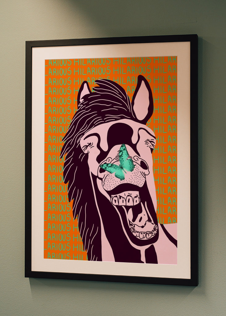 Śmiejący się koń z motylem