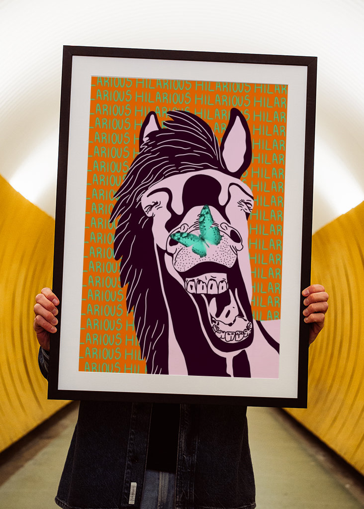 Śmiejący się koń z motylem