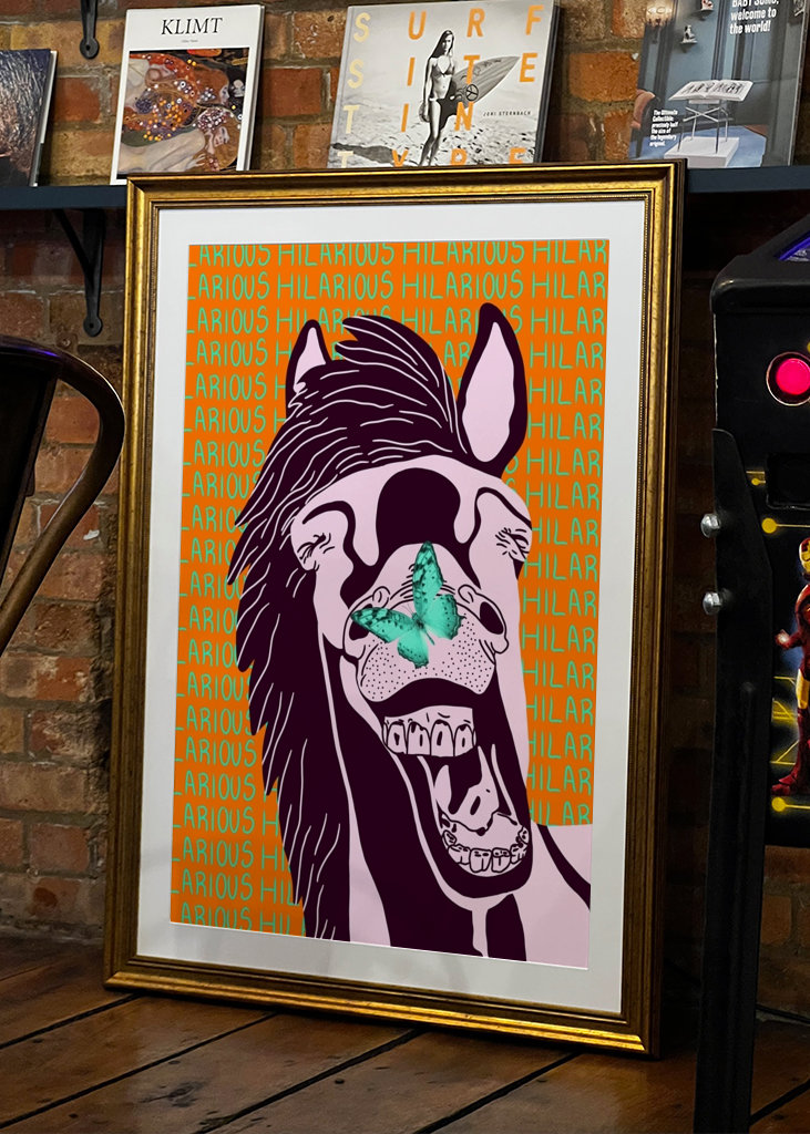 Śmiejący się koń z motylem