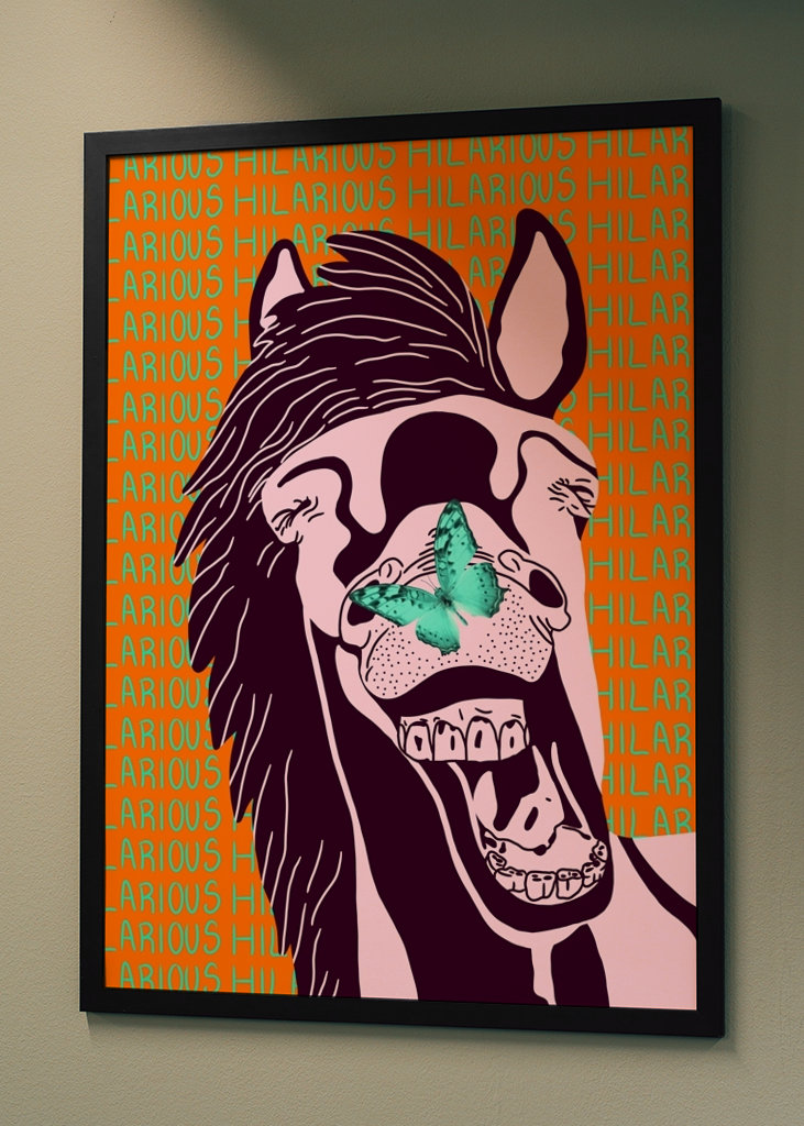 Śmiejący się koń z motylem