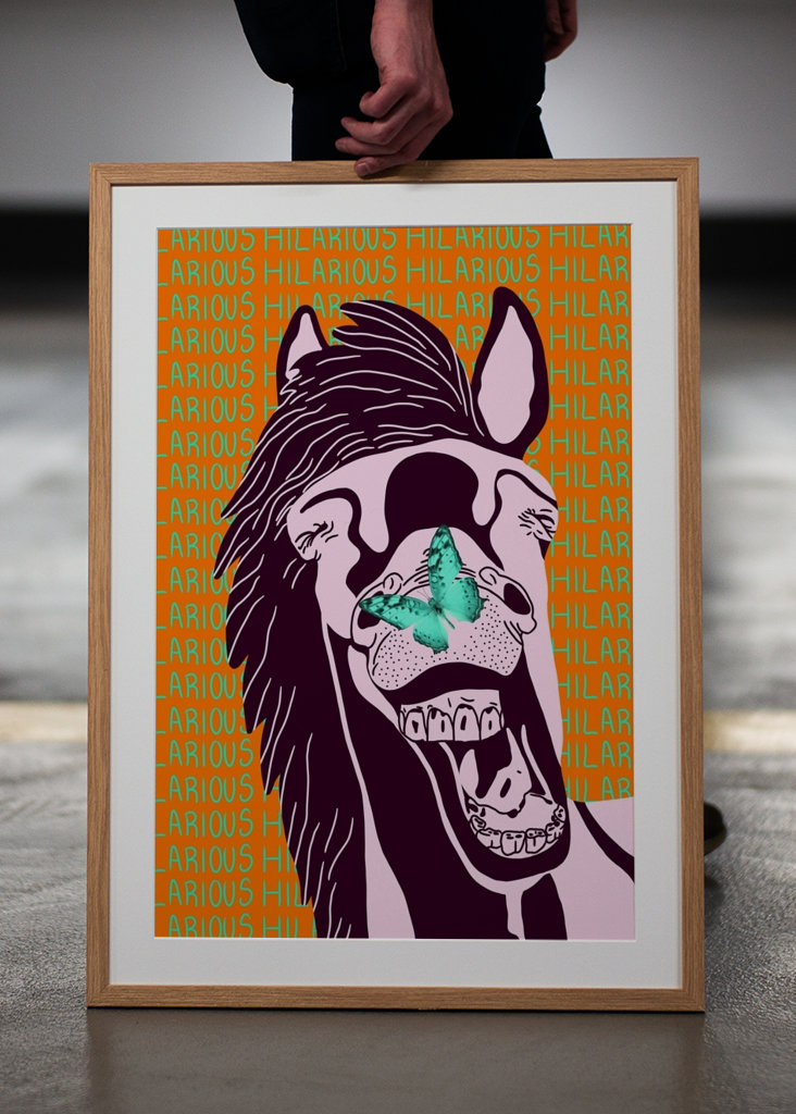 Śmiejący się koń z motylem