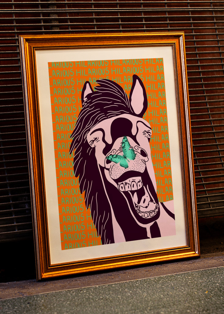 Śmiejący się koń z motylem