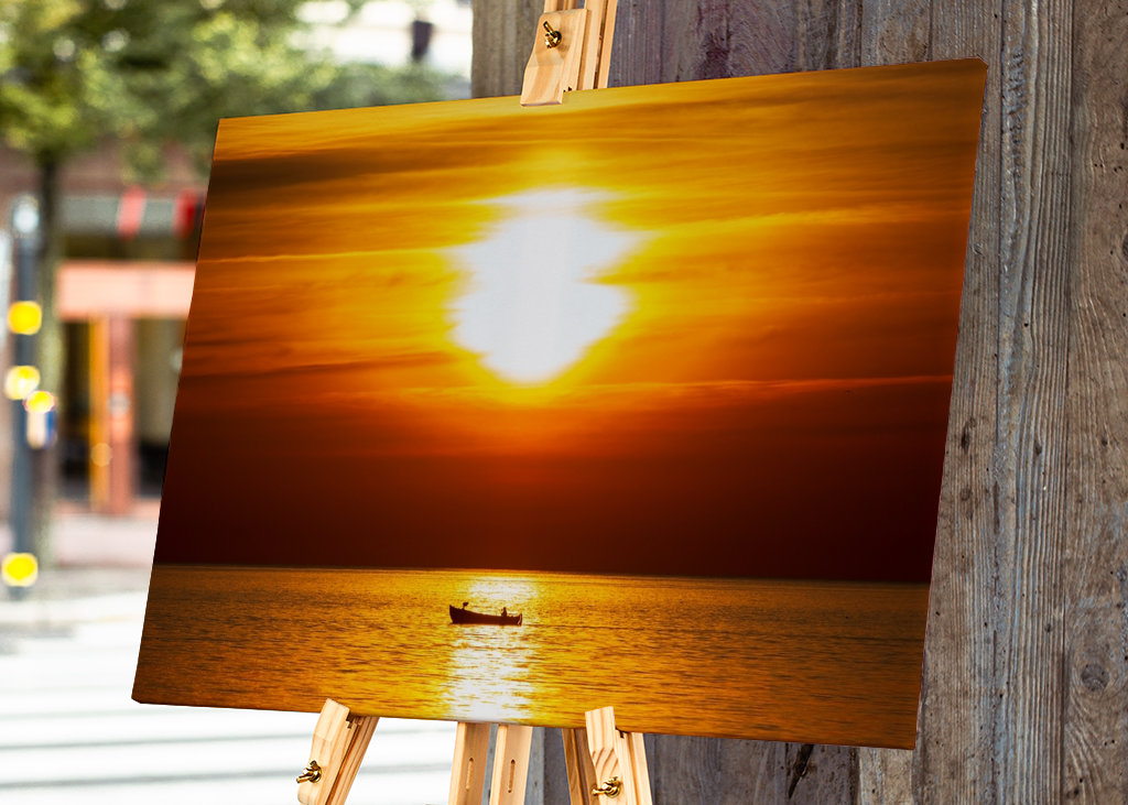 Petit bateau au coucher du soleil
