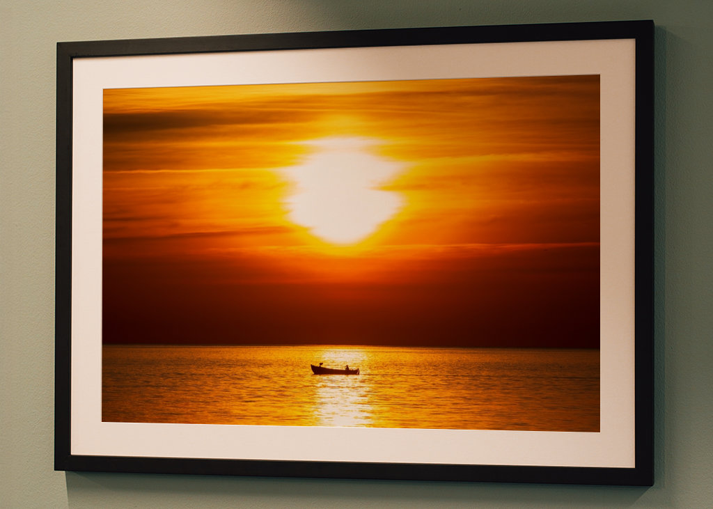 Petit bateau au coucher du soleil