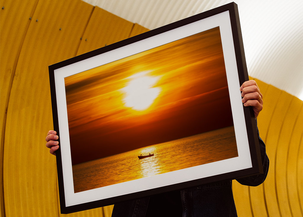 Petit bateau au coucher du soleil