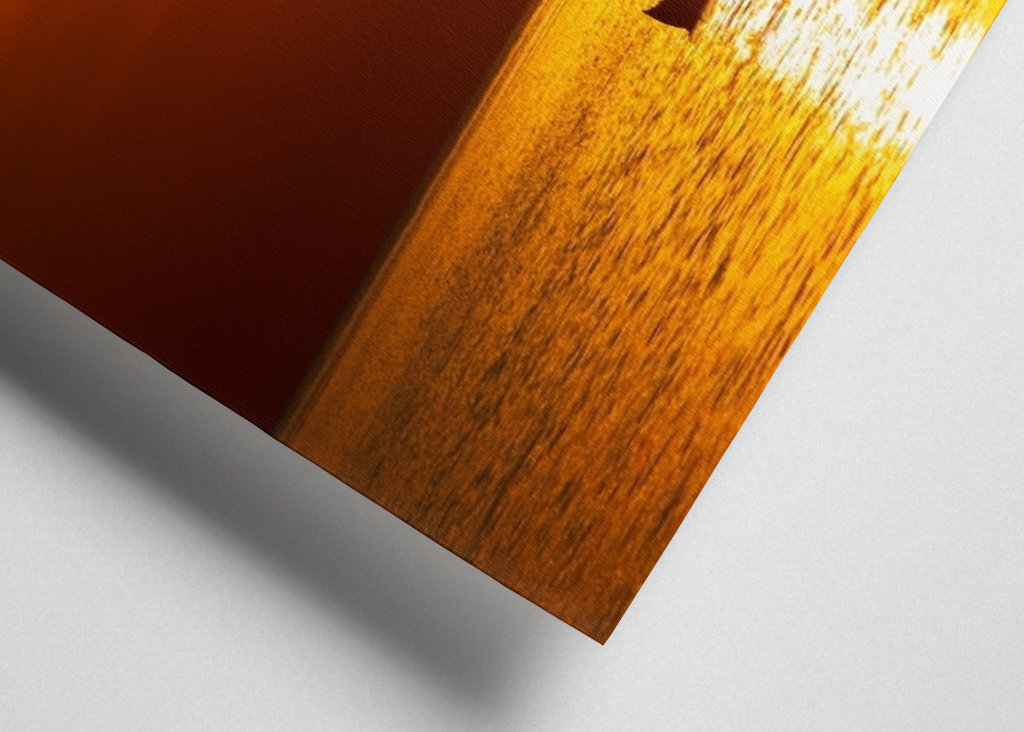 Petit bateau au coucher du soleil