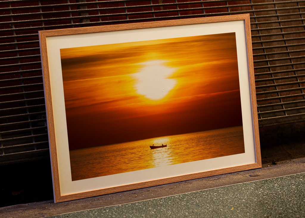 Petit bateau au coucher du soleil