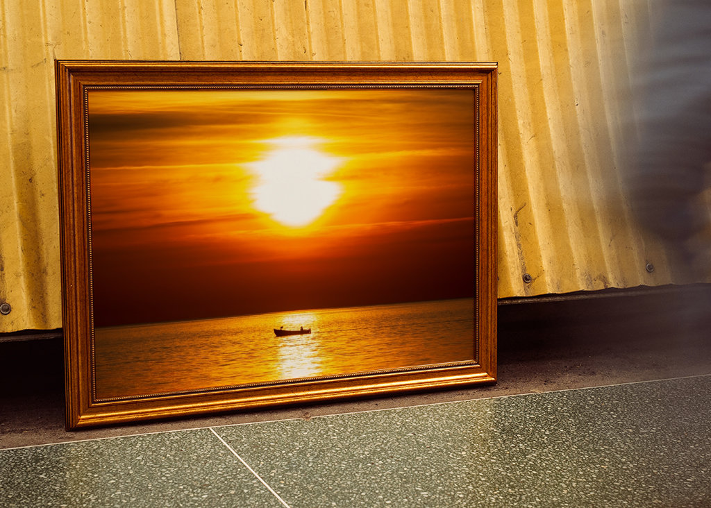 Petit bateau au coucher du soleil