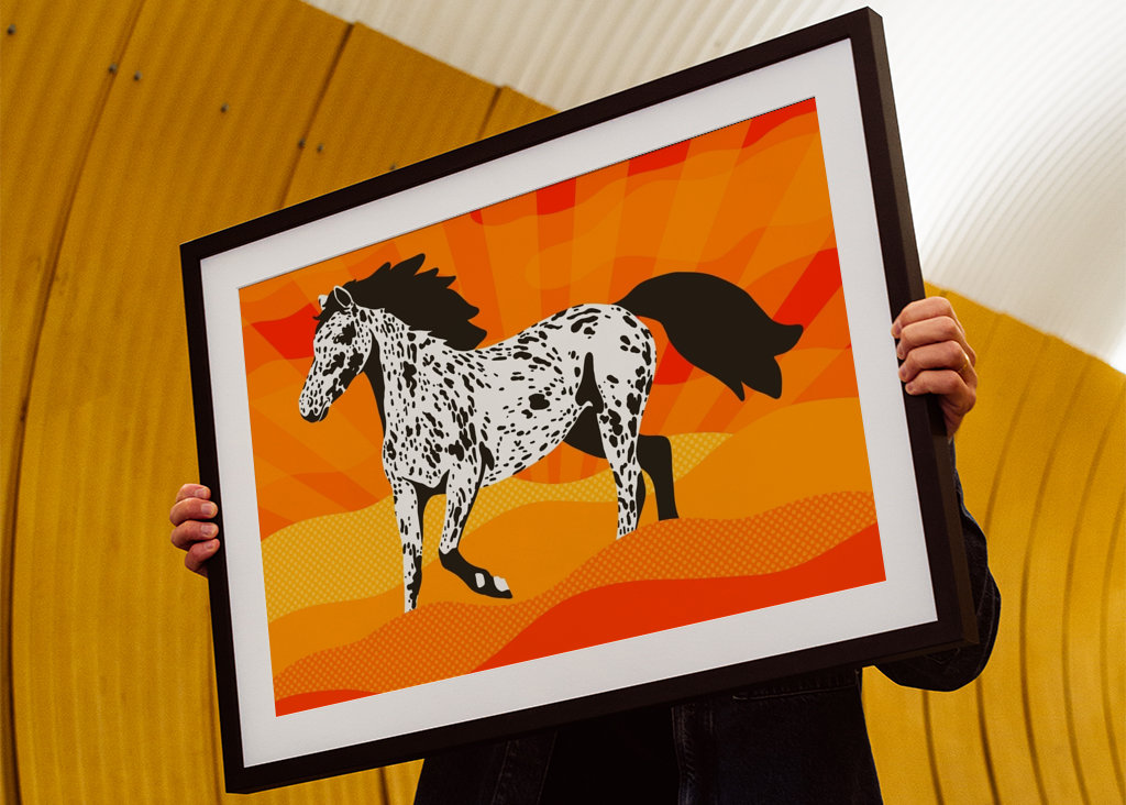 Plettet hest ved solnedgang