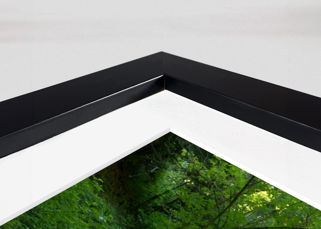 Brücke über Bach in Wald