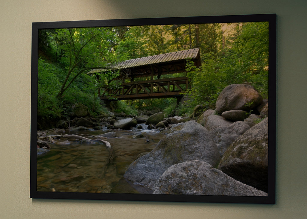 Brücke über Bach in Wald