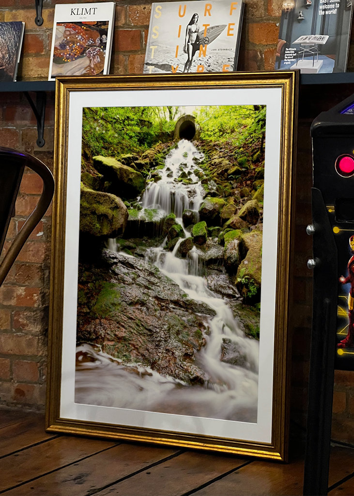 Gelaagde waterval in bos