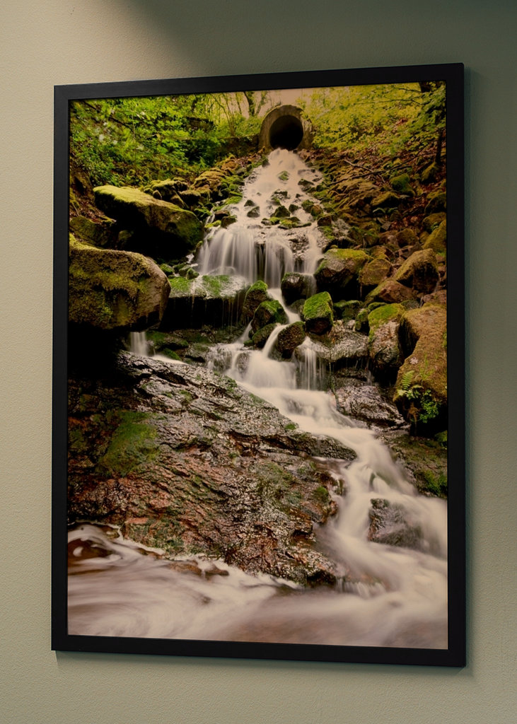 Gelaagde waterval in bos