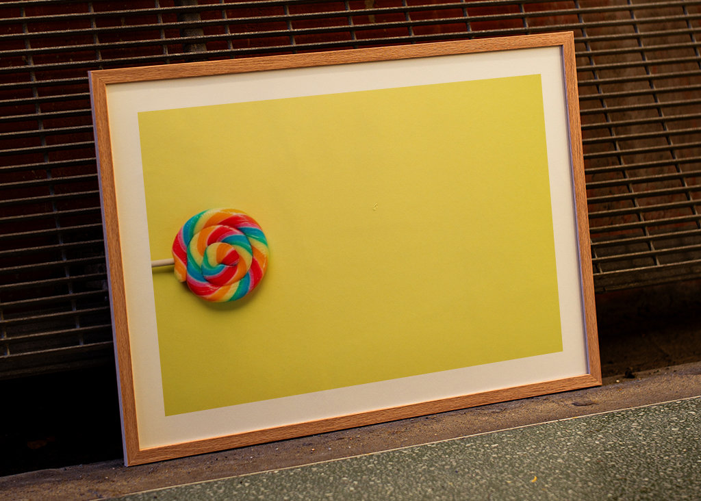 Regenbogen-Lutscher auf gelb