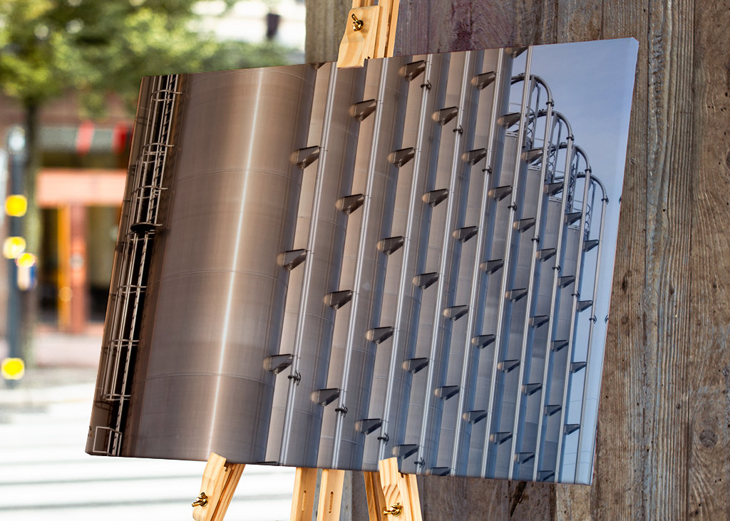 Stahltanks im Sonnenlicht