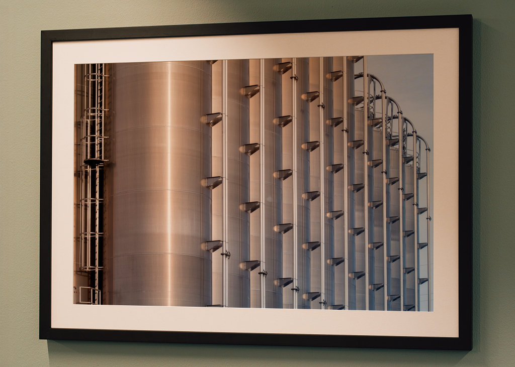 Stahltanks im Sonnenlicht