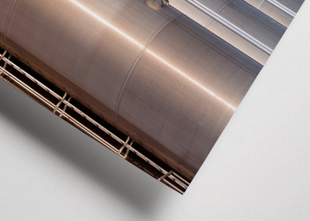 Stahltanks im Sonnenlicht