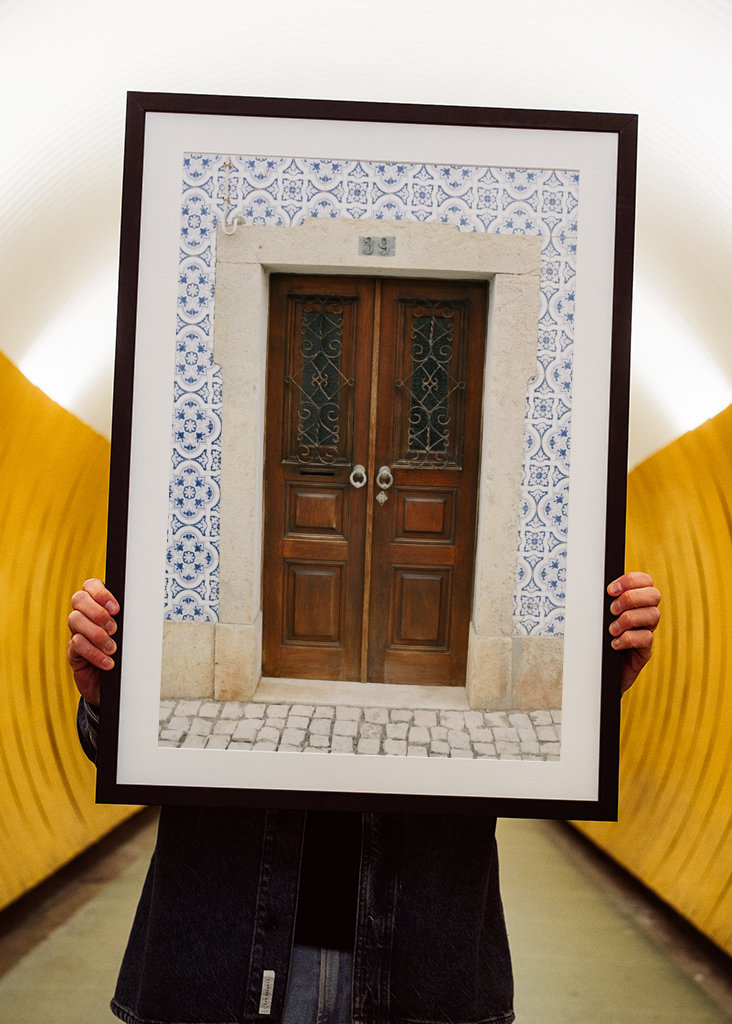 Oude bruine deur Portugal