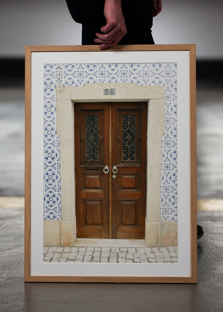 Oude bruine deur Portugal