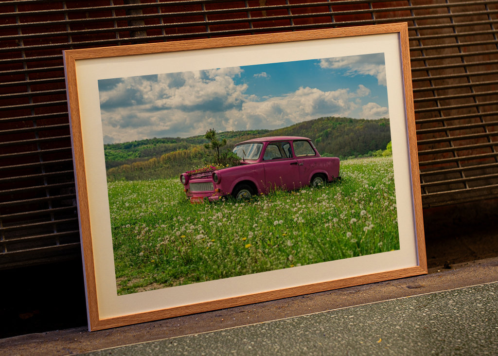 Altes, pinkes Auto in Ungarn.