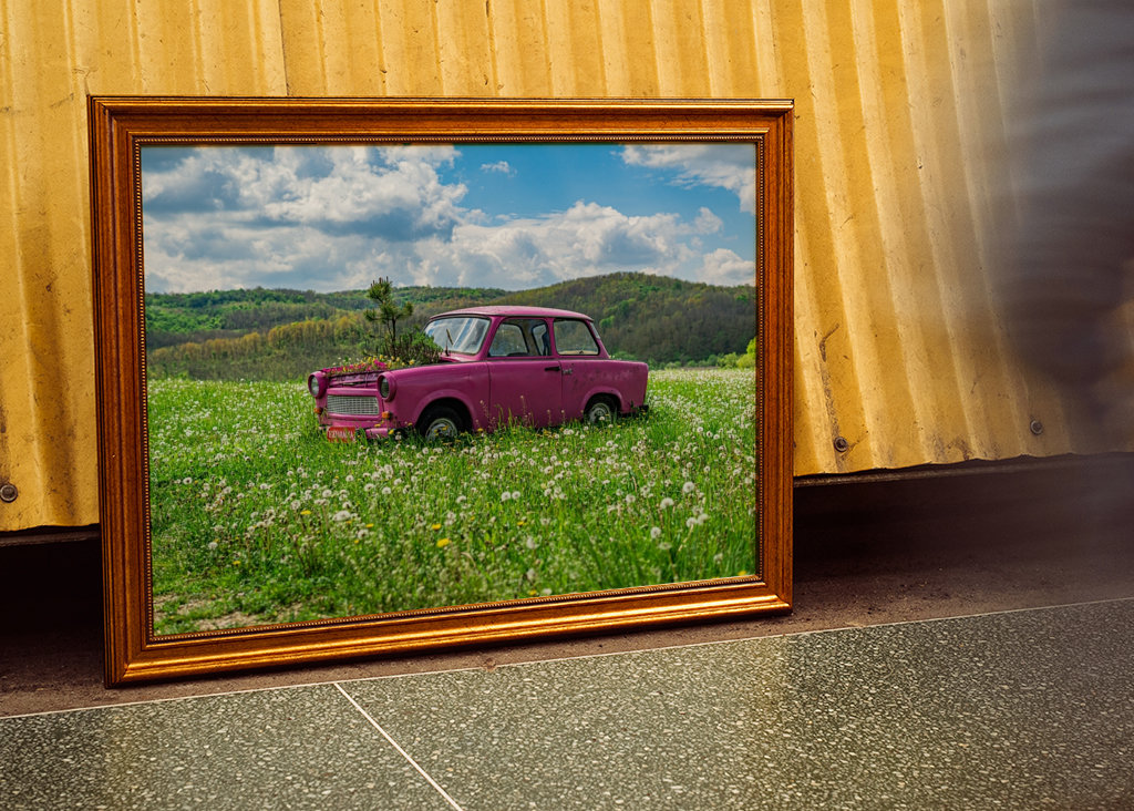 Altes, pinkes Auto in Ungarn.