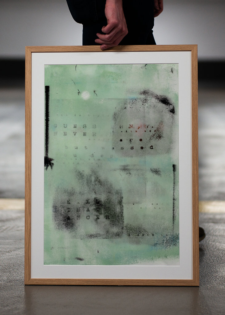 Muss er es sein? Poster von WEDELIVER | Printler