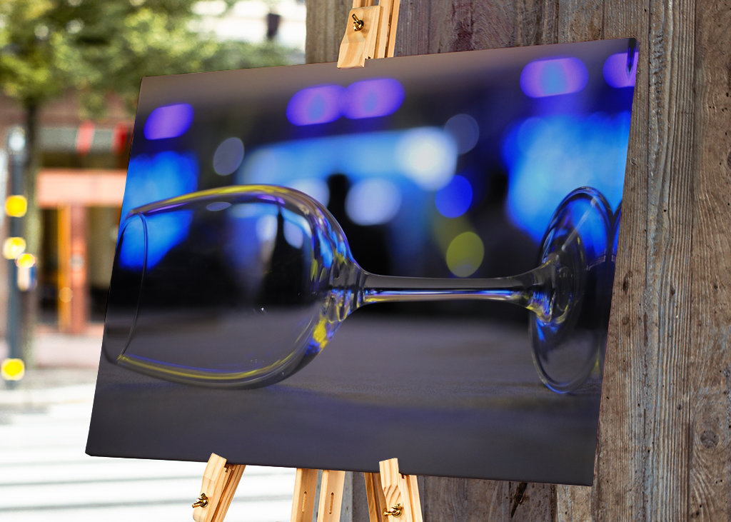 glass wine fell on table