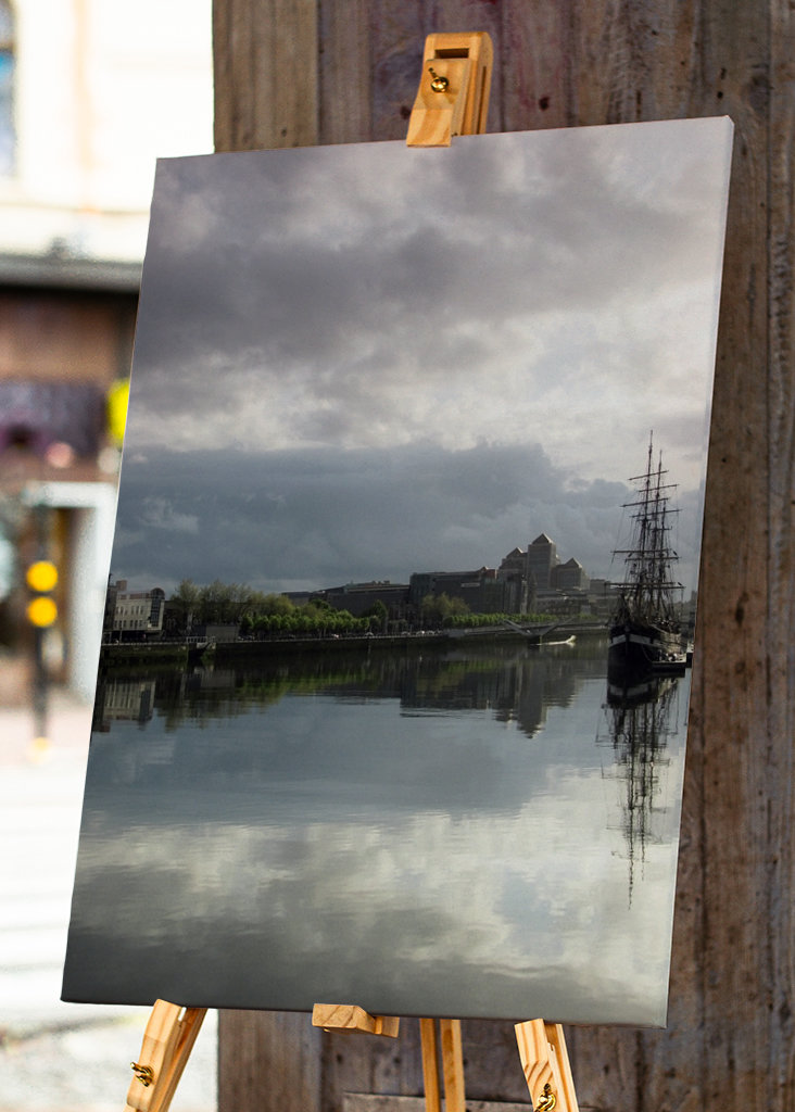 Vanha purjelaiva Liffey-joki