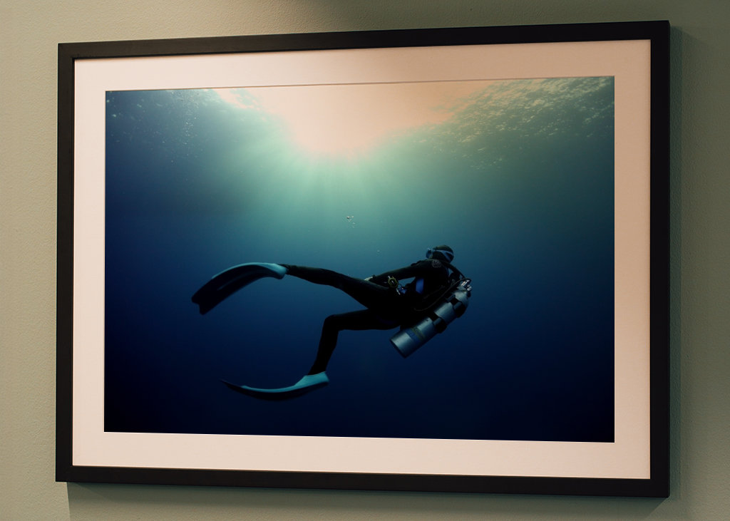 Plongeur dans le bleu sous-marin