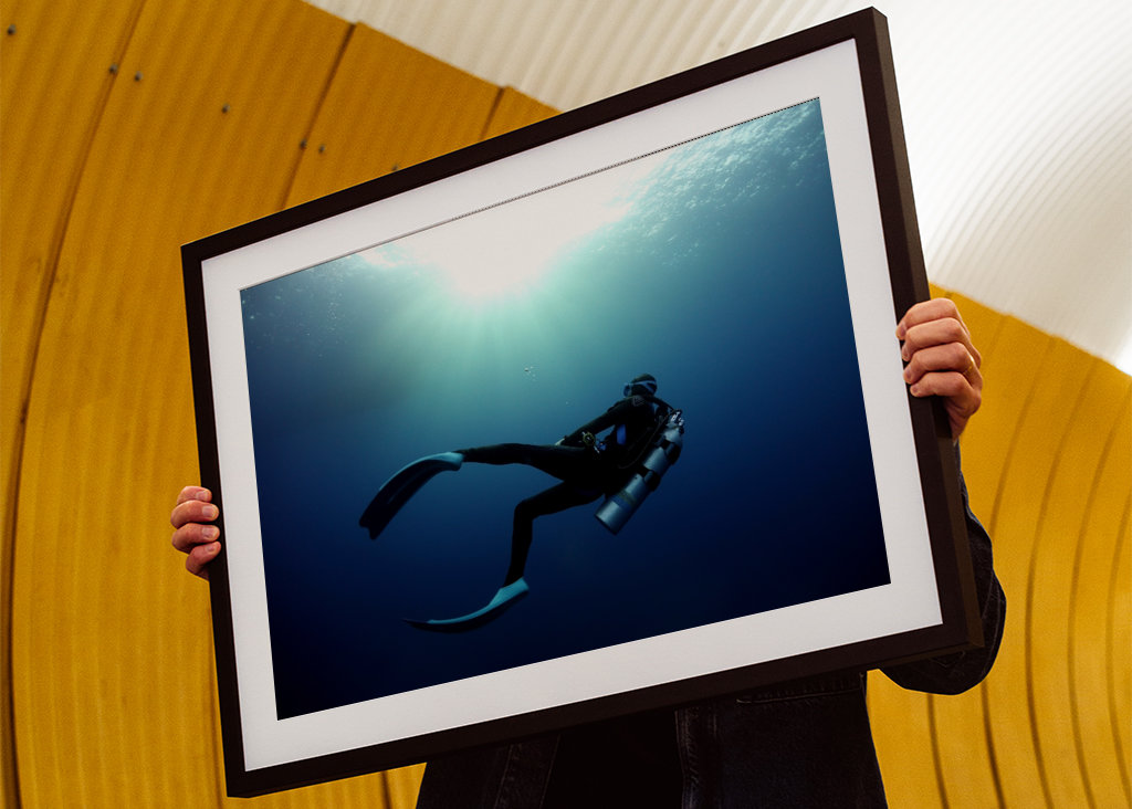 Plongeur dans le bleu sous-marin